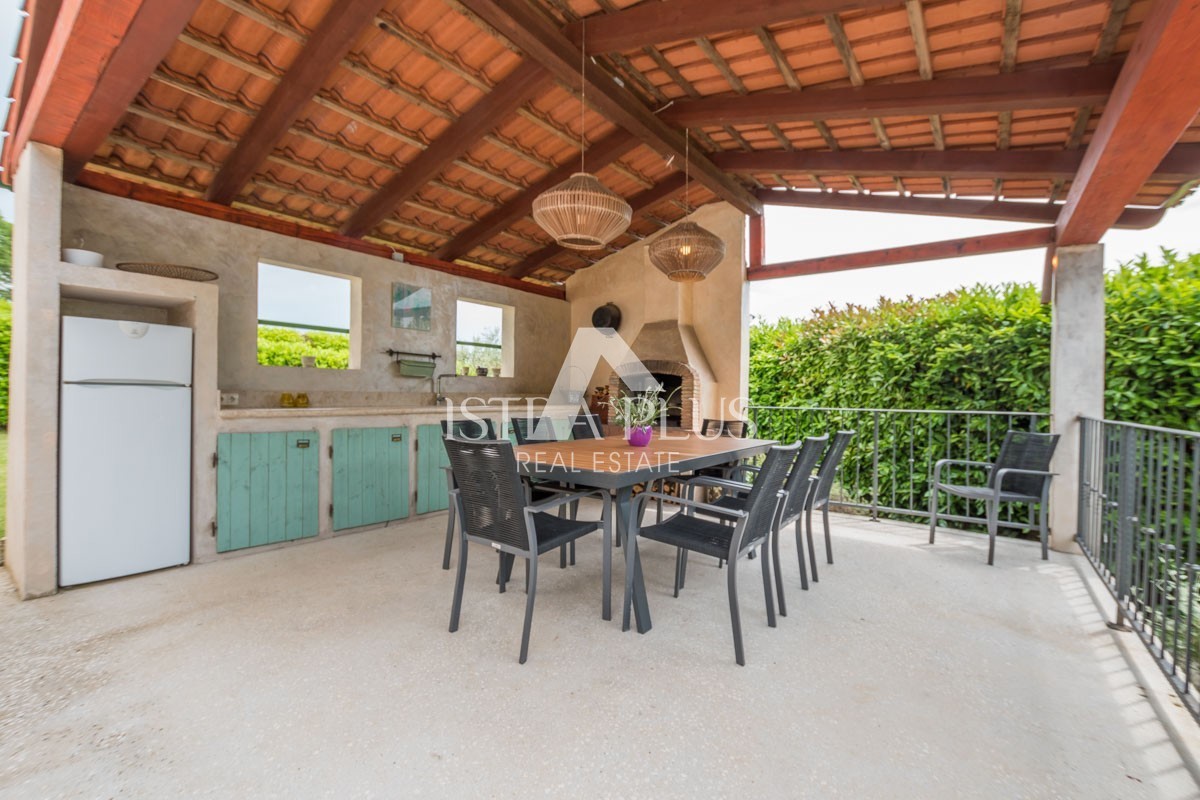 Istria, zona Parenzo - villa in pietra con piscina in ottima posizione