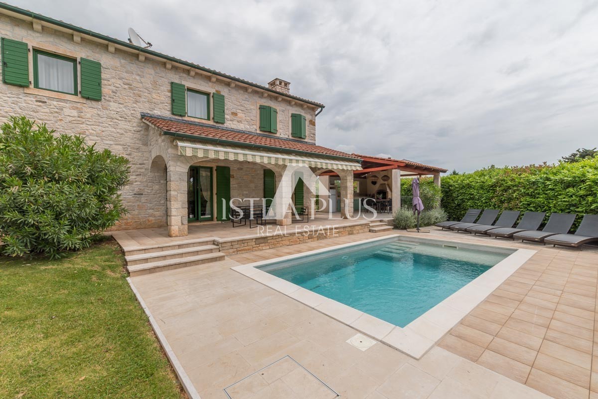 Istria, zona Parenzo - villa in pietra con piscina in ottima posizione