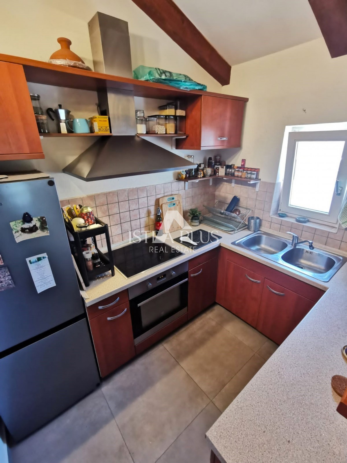 OCCASIONE! Una bellissima casa bifamiliare immersa nella natura, a 5 km da Parenzo e dal mare