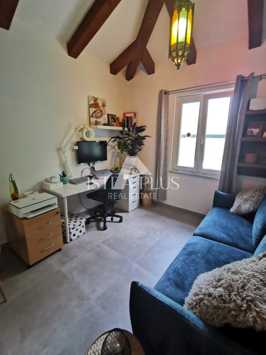 OCCASIONE! Una bellissima casa bifamiliare immersa nella natura, a 5 km da Parenzo e dal mare