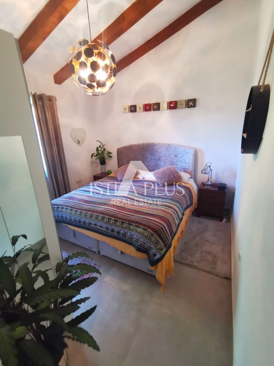 OCCASIONE! Una bellissima casa bifamiliare immersa nella natura, a 5 km da Parenzo e dal mare