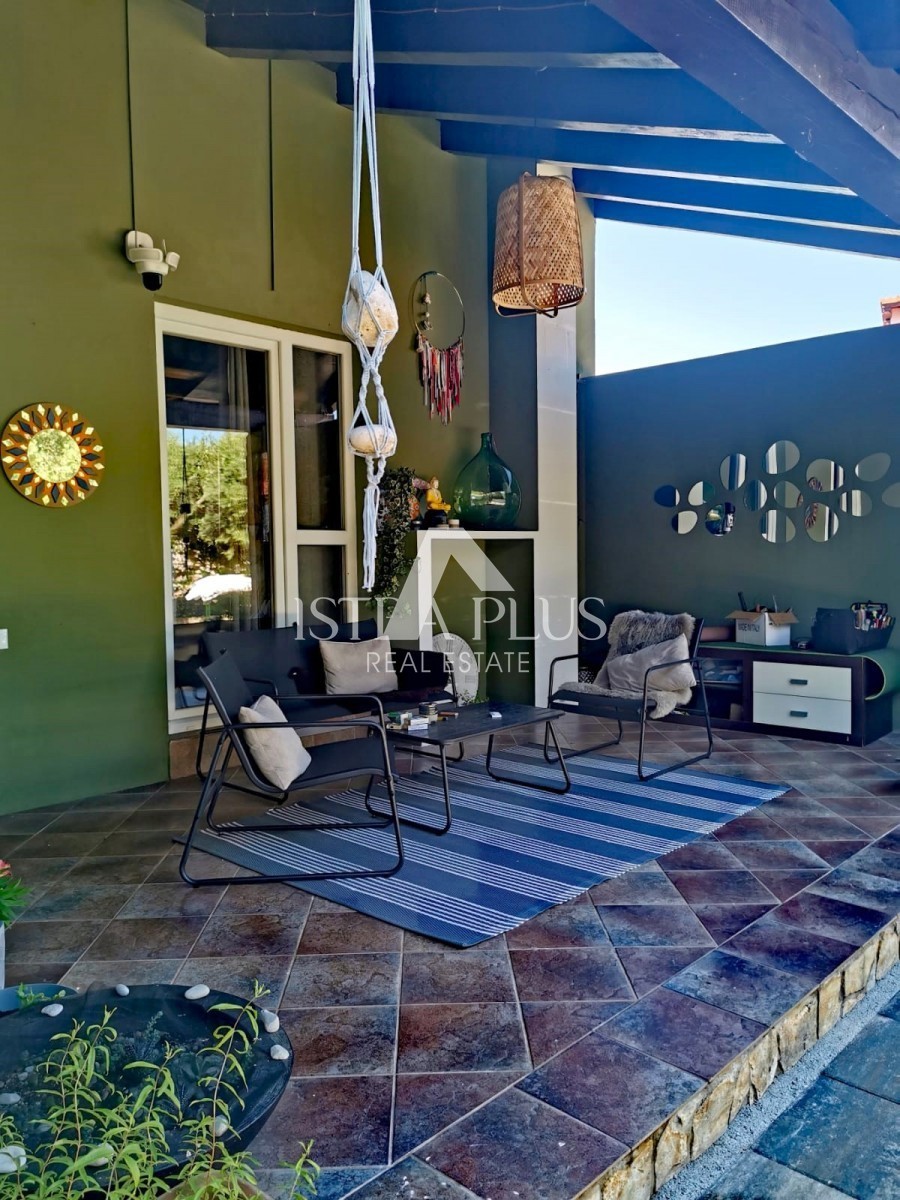 OCCASIONE! Una bellissima casa bifamiliare immersa nella natura, a 5 km da Parenzo e dal mare