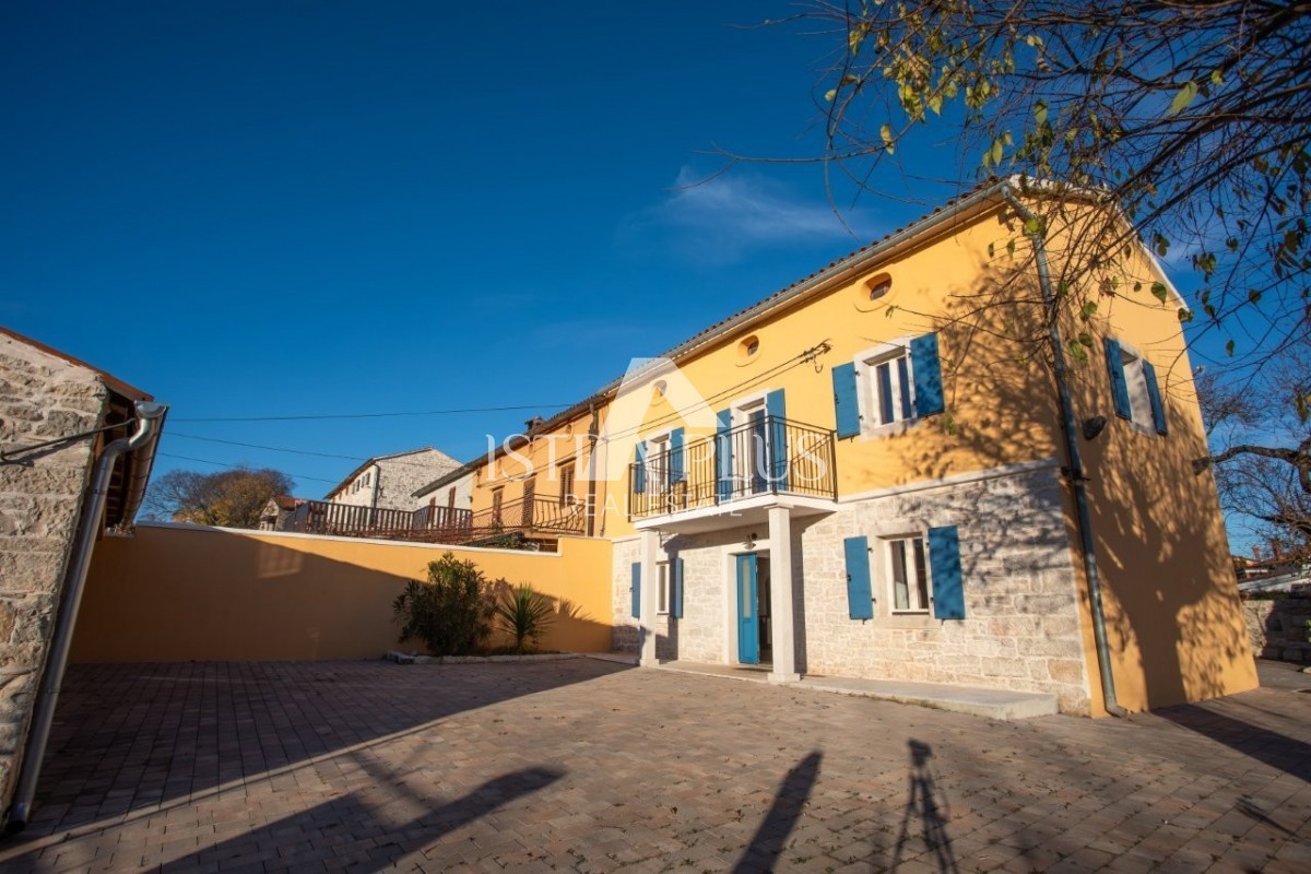 Istria, zona di Parenzo - autentica casa in pietra con cortile