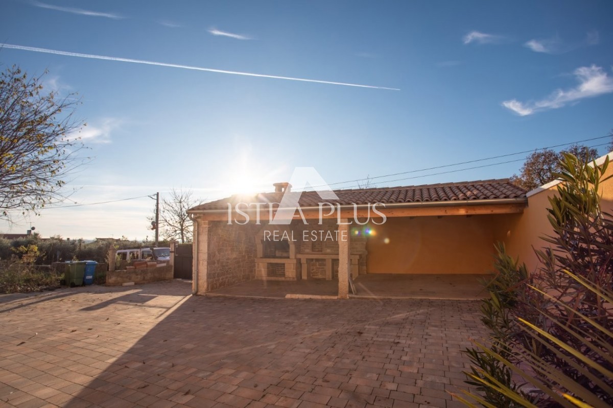 Istria, zona di Parenzo - autentica casa in pietra con cortile