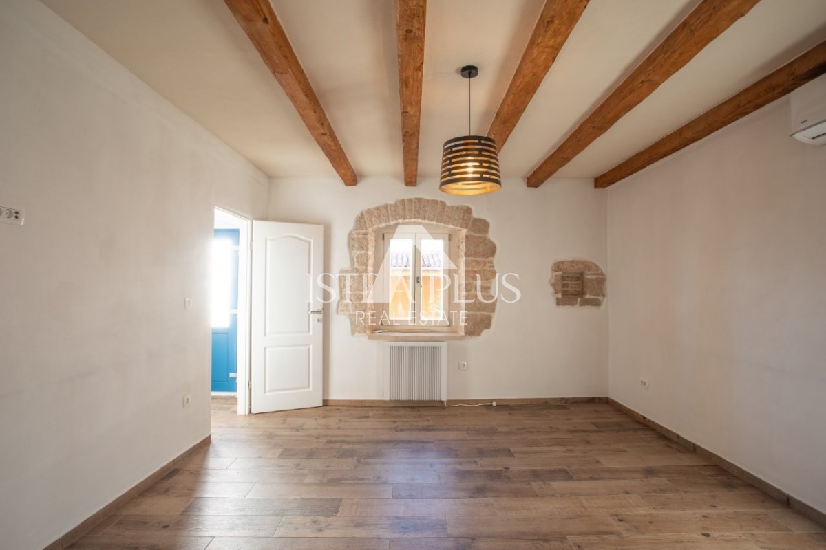 Istria, zona di Parenzo - autentica casa in pietra con cortile