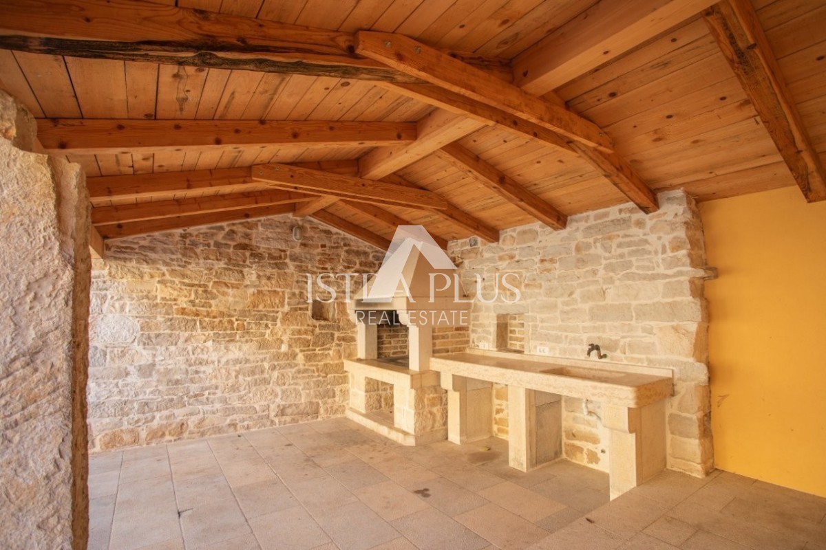 Istria, zona di Parenzo - autentica casa in pietra con cortile