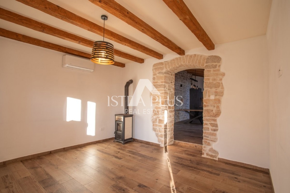Istria, zona di Parenzo - autentica casa in pietra con cortile