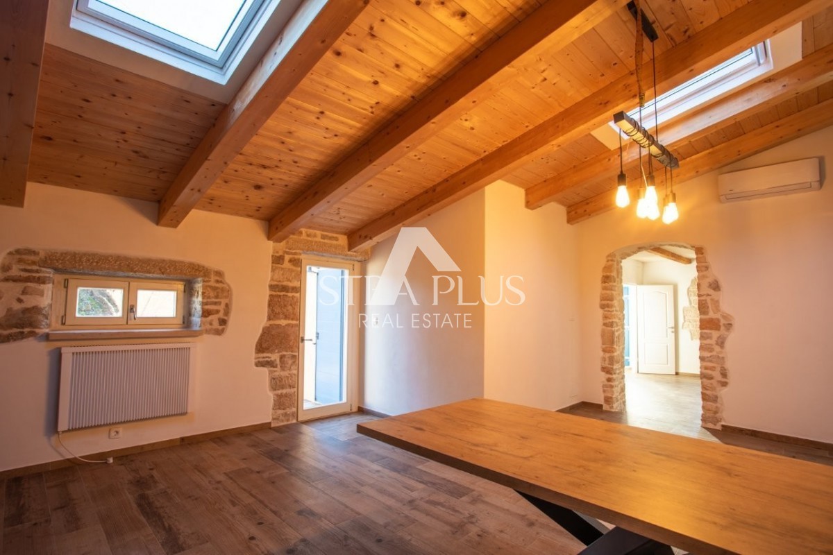 Istria, zona di Parenzo - autentica casa in pietra con cortile