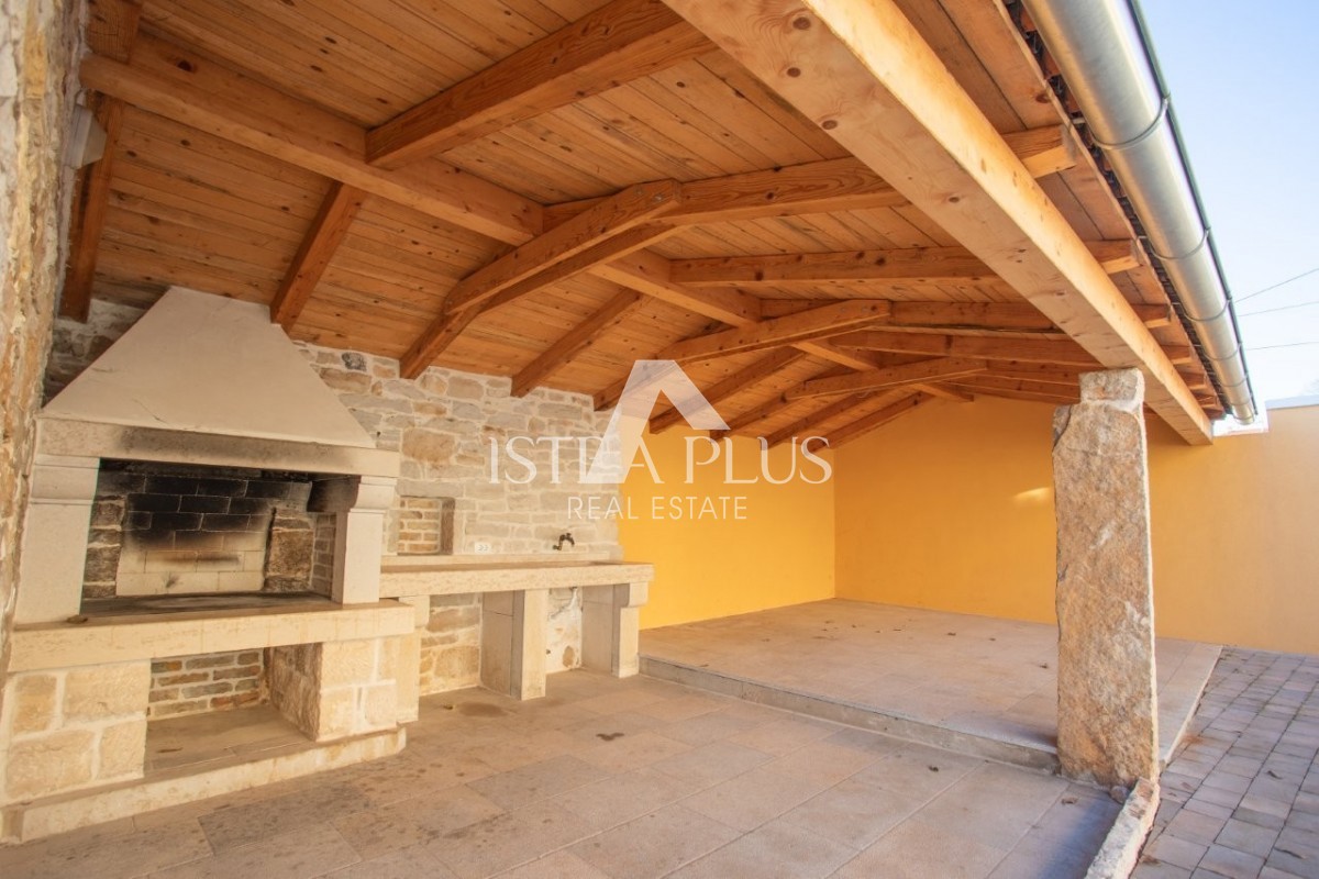 Istria, zona di Parenzo - autentica casa in pietra con cortile