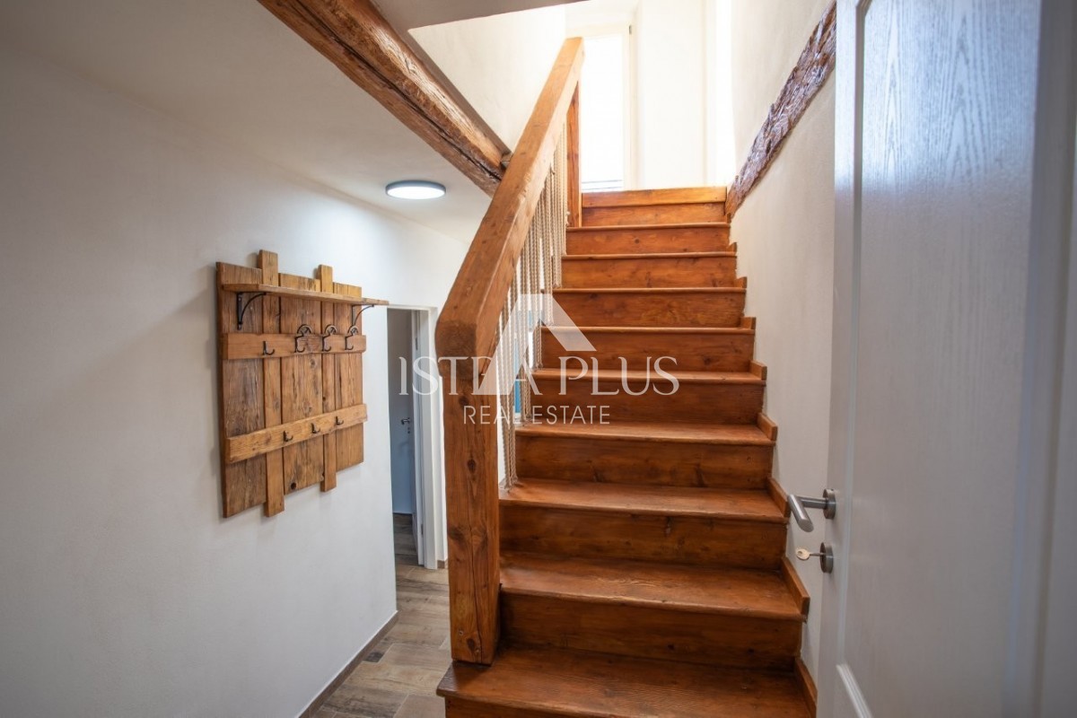 Istria, zona di Parenzo - autentica casa in pietra con cortile