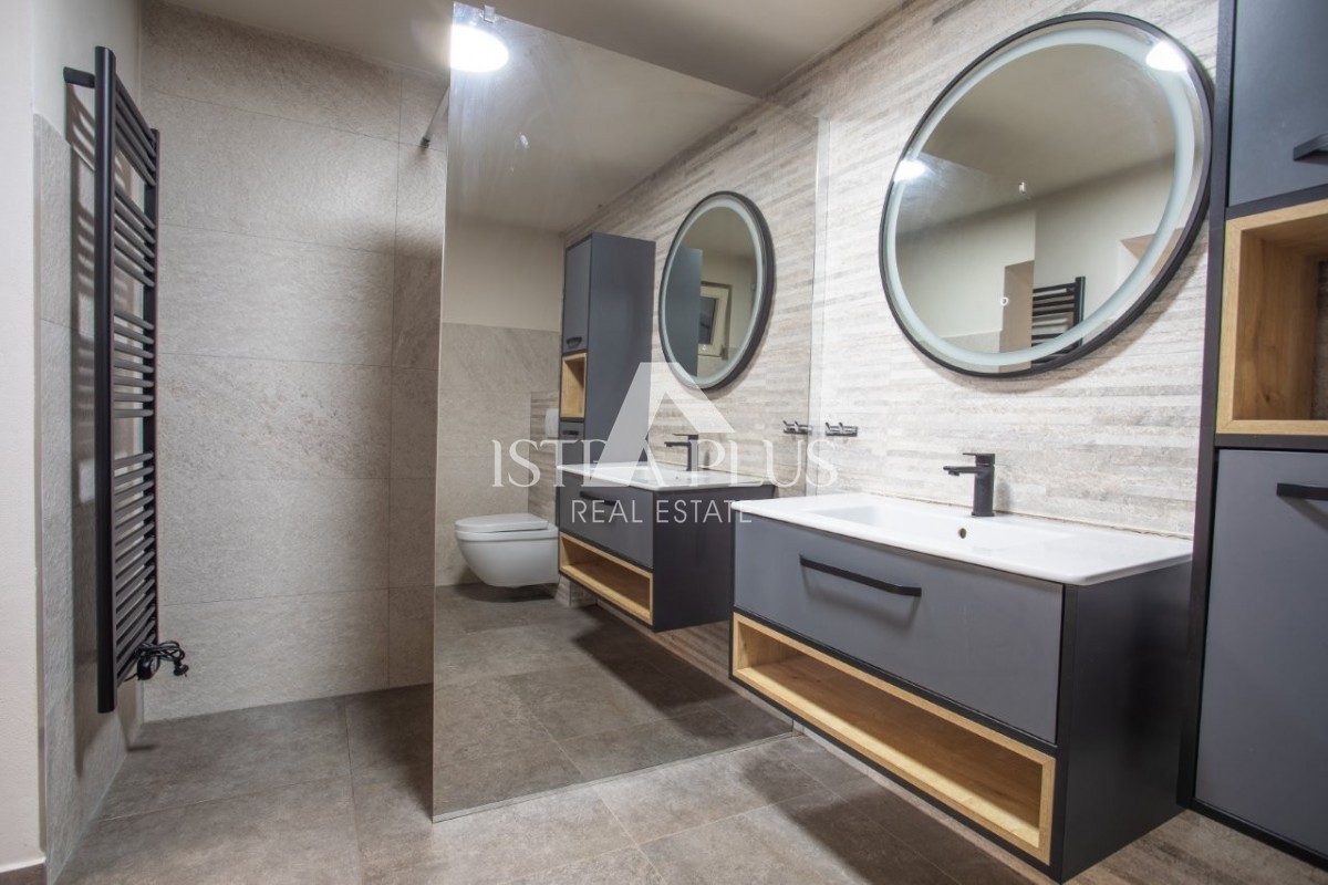 Istria, zona di Parenzo - autentica casa in pietra con cortile