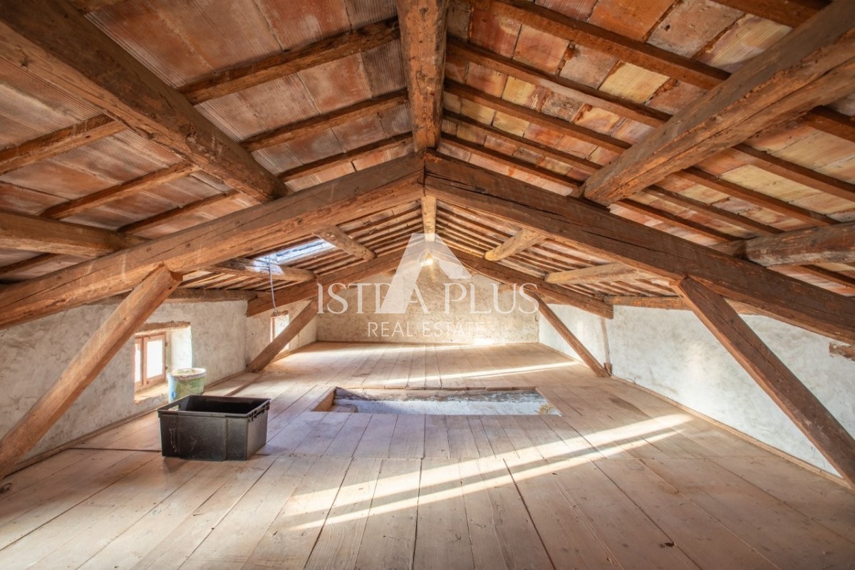 Istria, zona di Parenzo - autentica casa in pietra con cortile