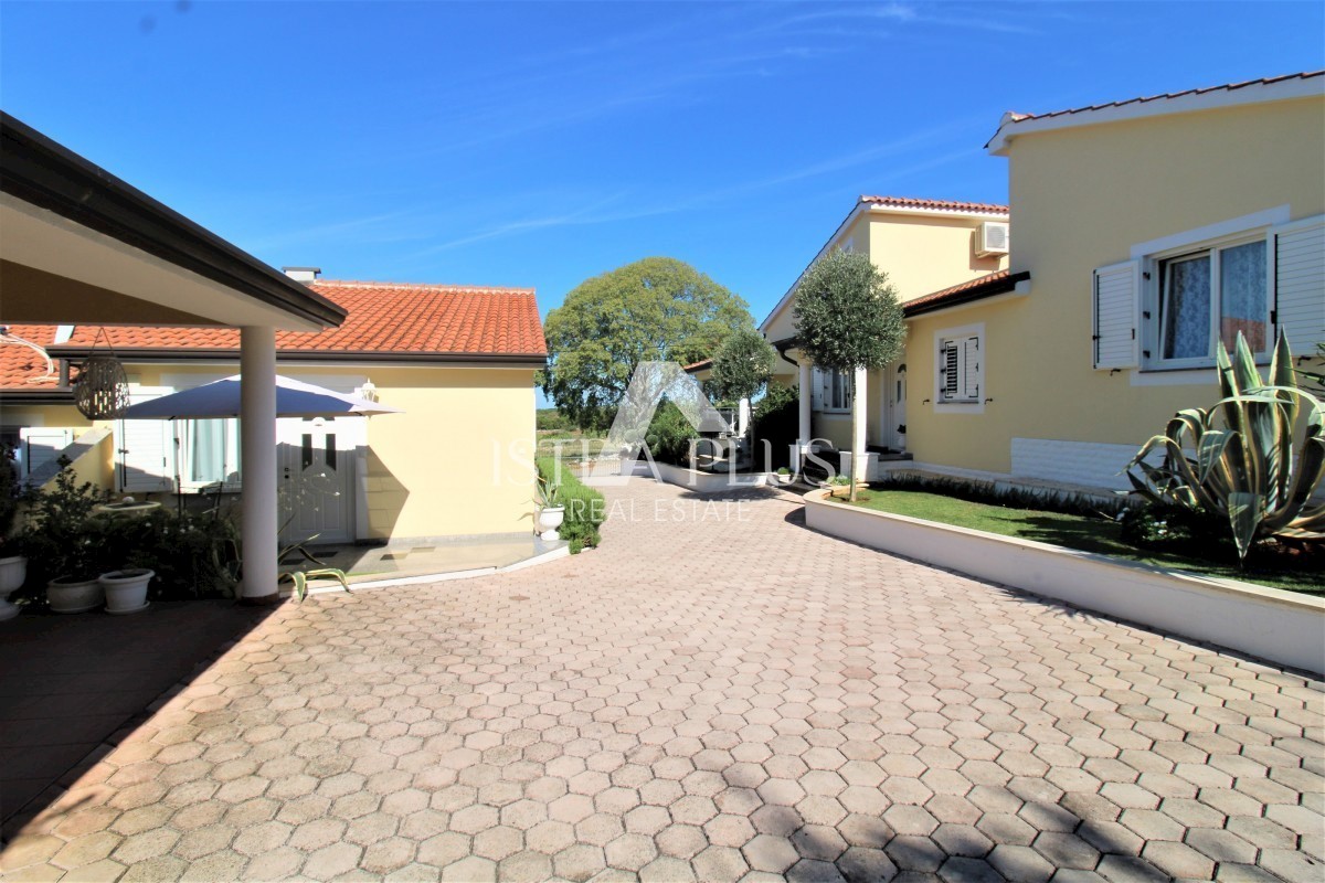 Bellissimo complesso - villa, guest house e garage - vista mare