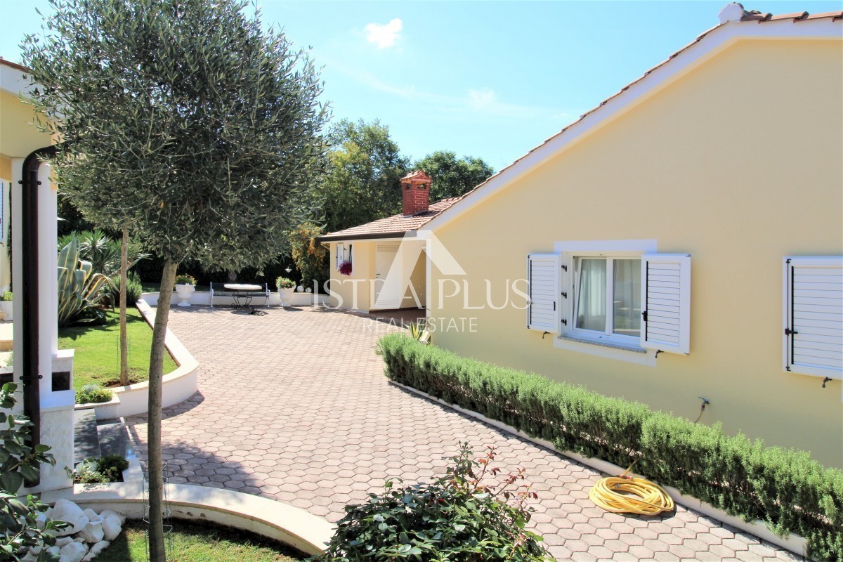 Bellissimo complesso - villa, guest house e garage - vista mare