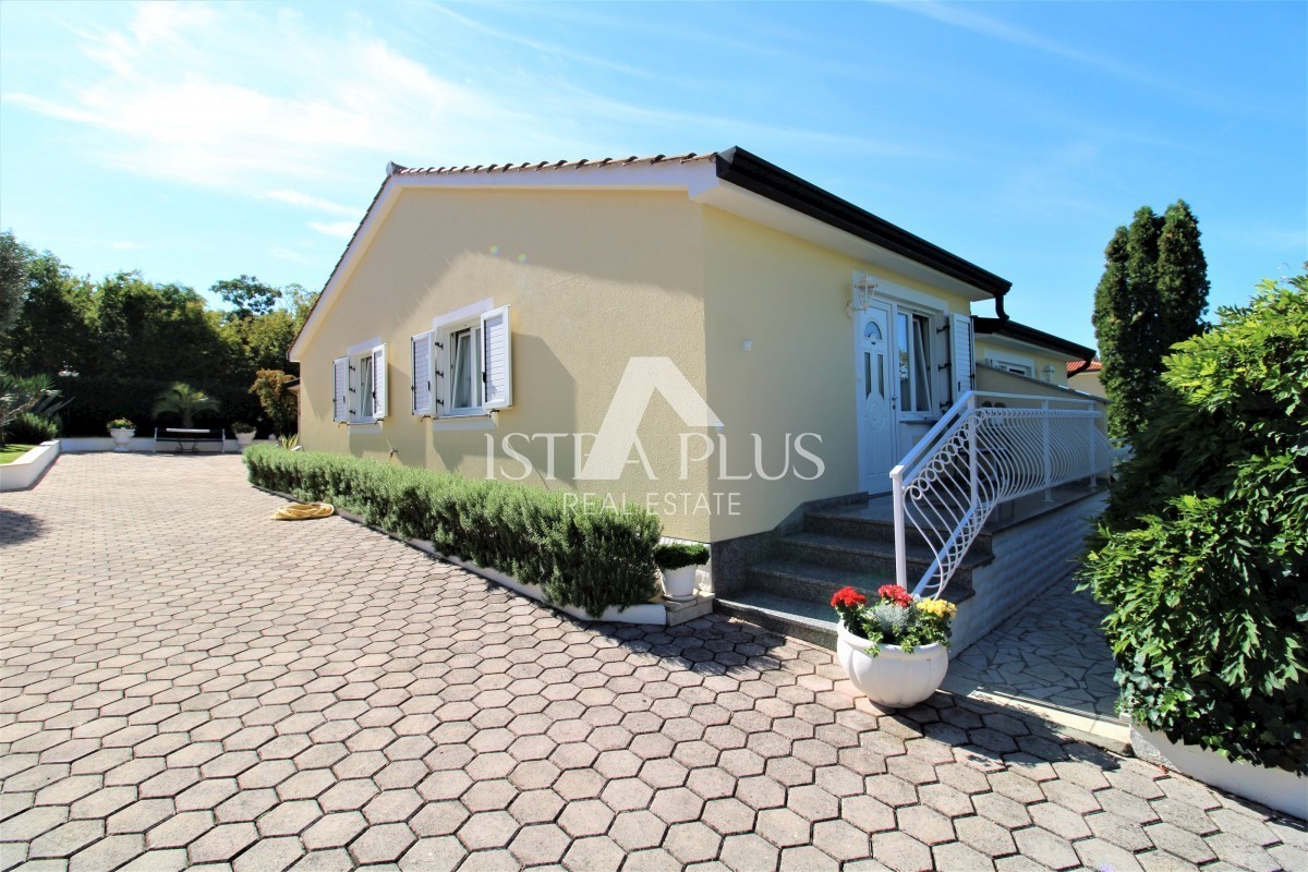 Bellissimo complesso - villa, guest house e garage - vista mare