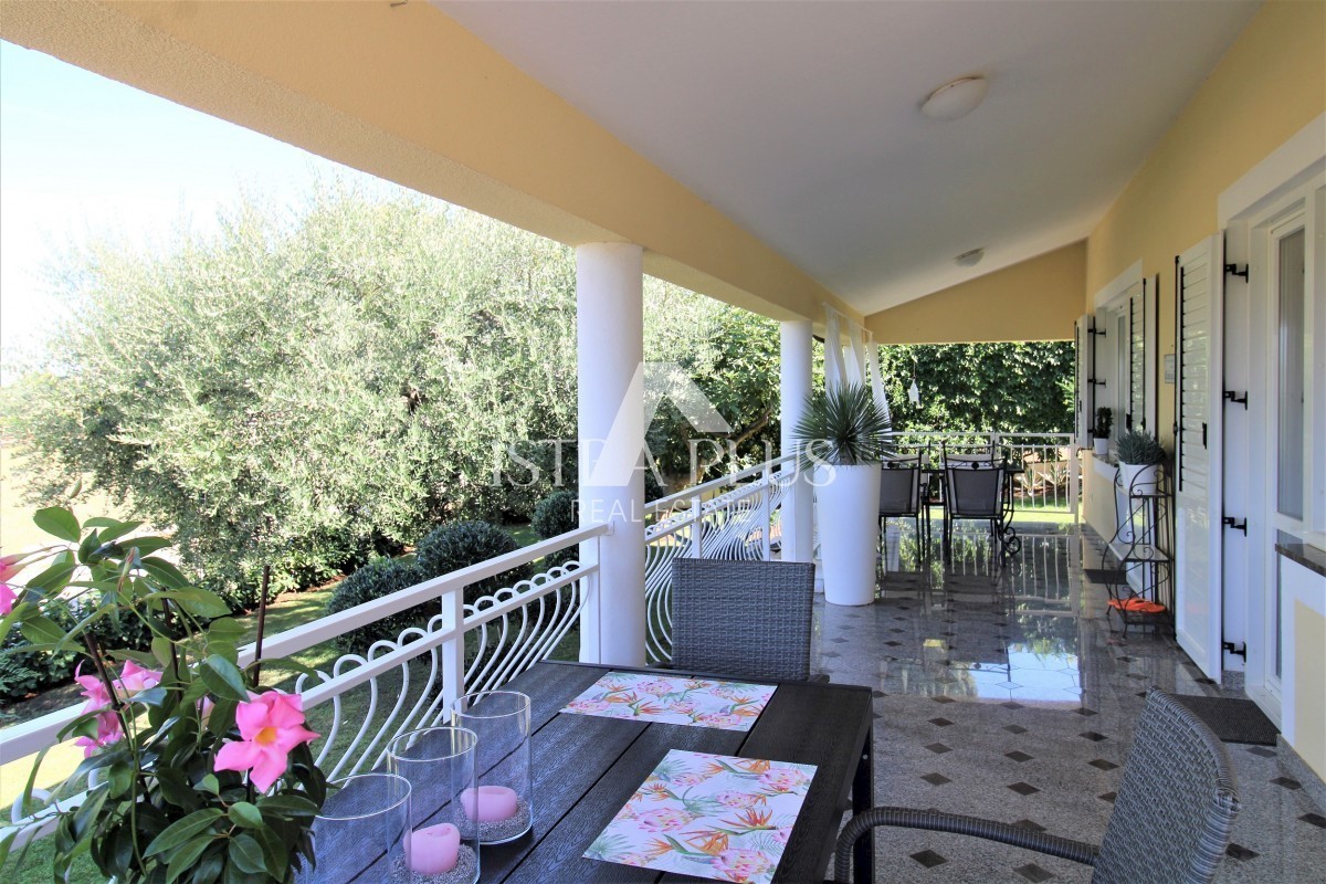 Bellissimo complesso - villa, guest house e garage - vista mare