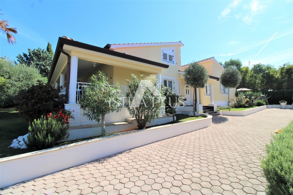 Bellissimo complesso - villa, guest house e garage - vista mare