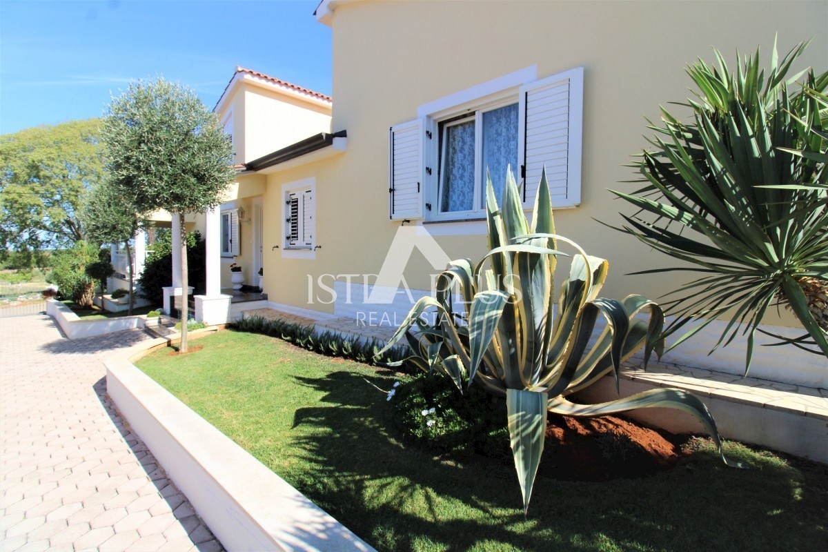 Bellissimo complesso - villa, guest house e garage - vista mare