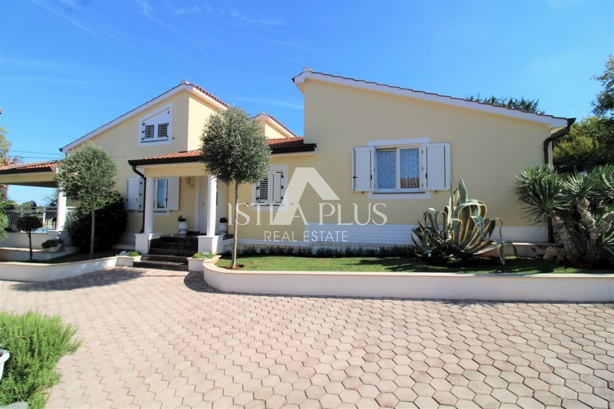 Bellissimo complesso - villa, guest house e garage - vista mare