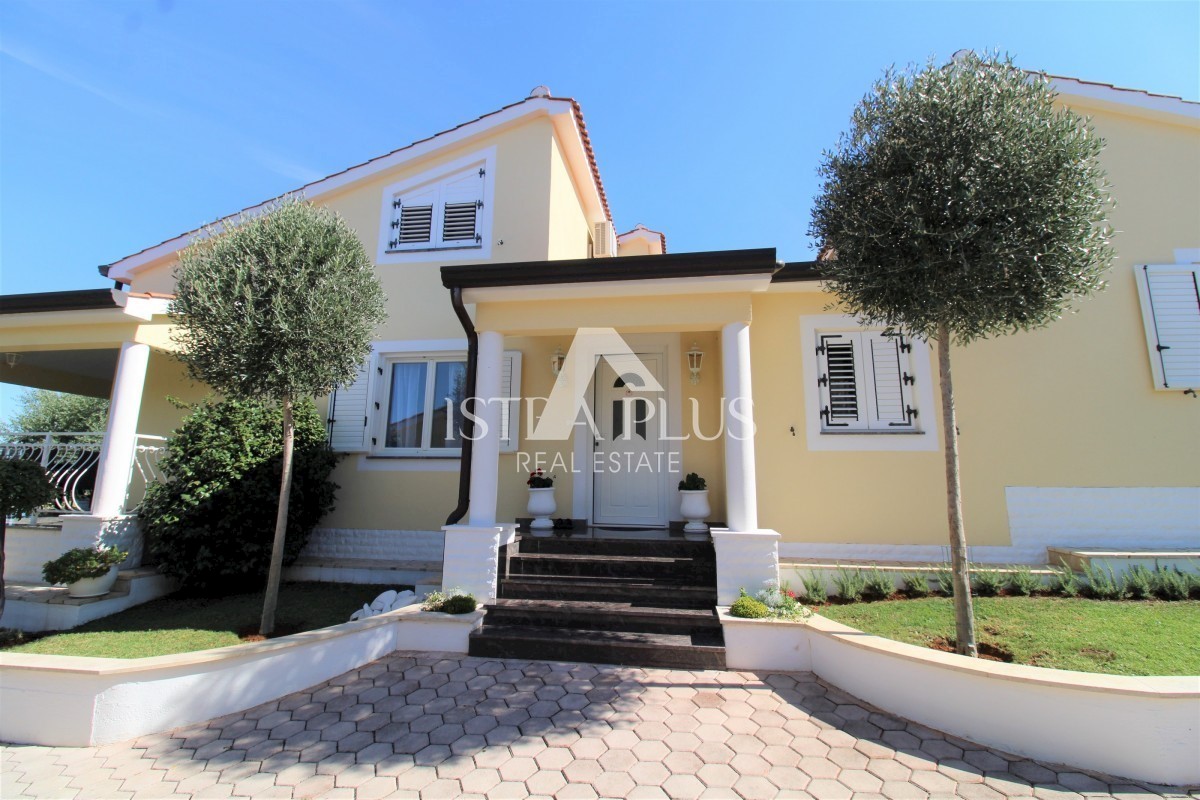 Bellissimo complesso - villa, guest house e garage - vista mare