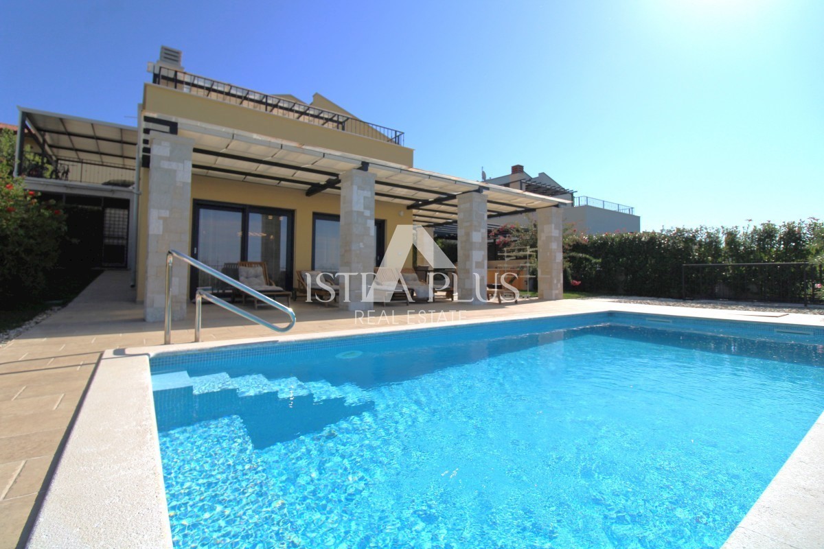 Una bellissima casa con piscina, una vista panoramica unica sul mare e sulla campagna!