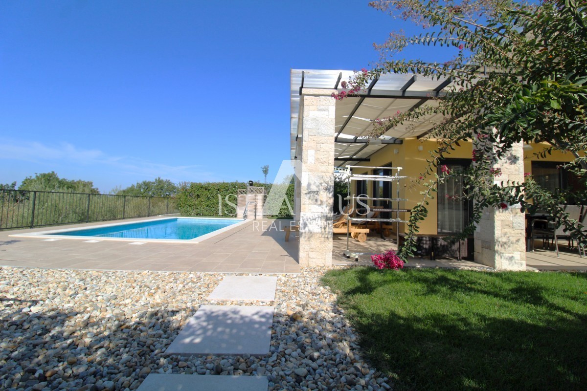 Una bellissima casa con piscina, una vista panoramica unica sul mare e sulla campagna!