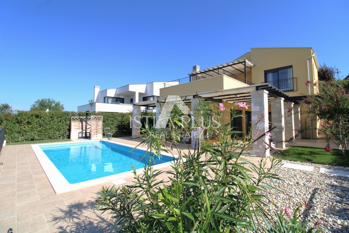 Una bellissima casa con piscina, una vista panoramica unica sul mare e sulla campagna!