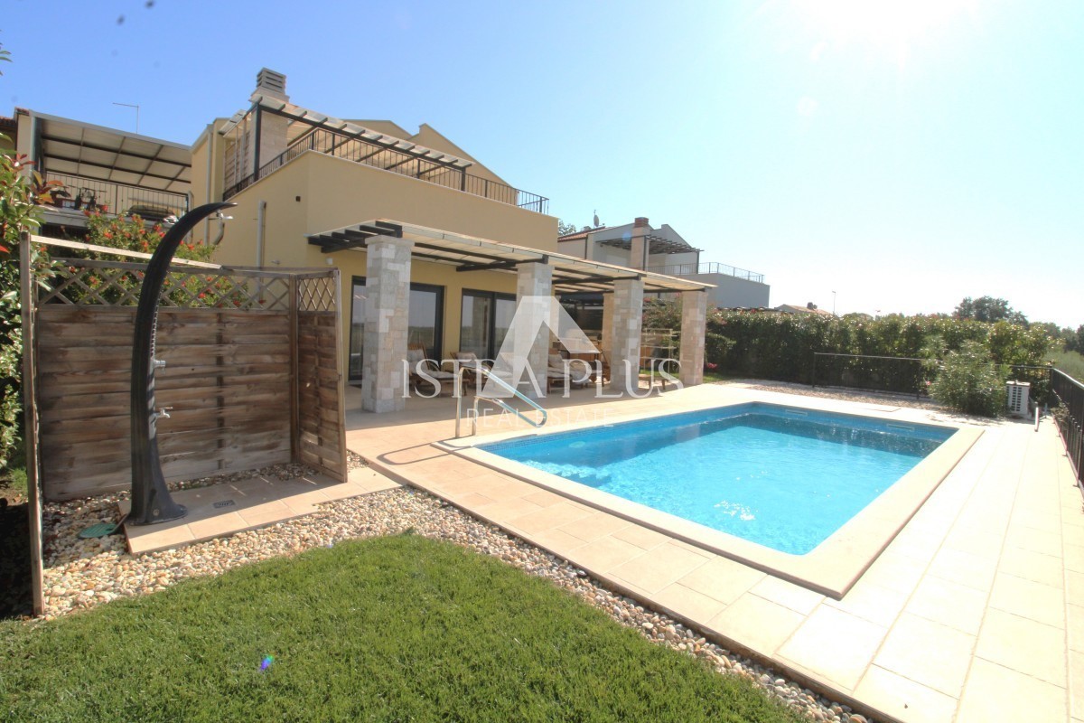 Una bellissima casa con piscina, una vista panoramica unica sul mare e sulla campagna!