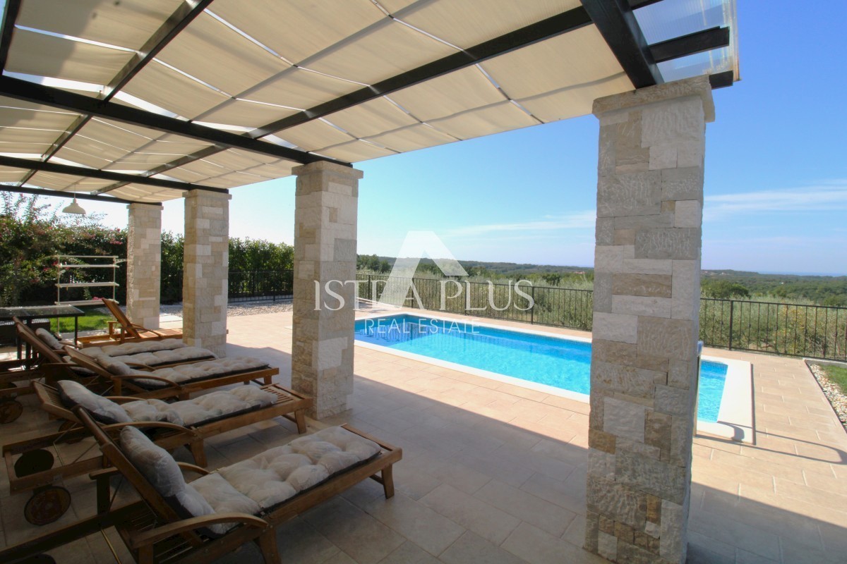 Una bellissima casa con piscina, una vista panoramica unica sul mare e sulla campagna!