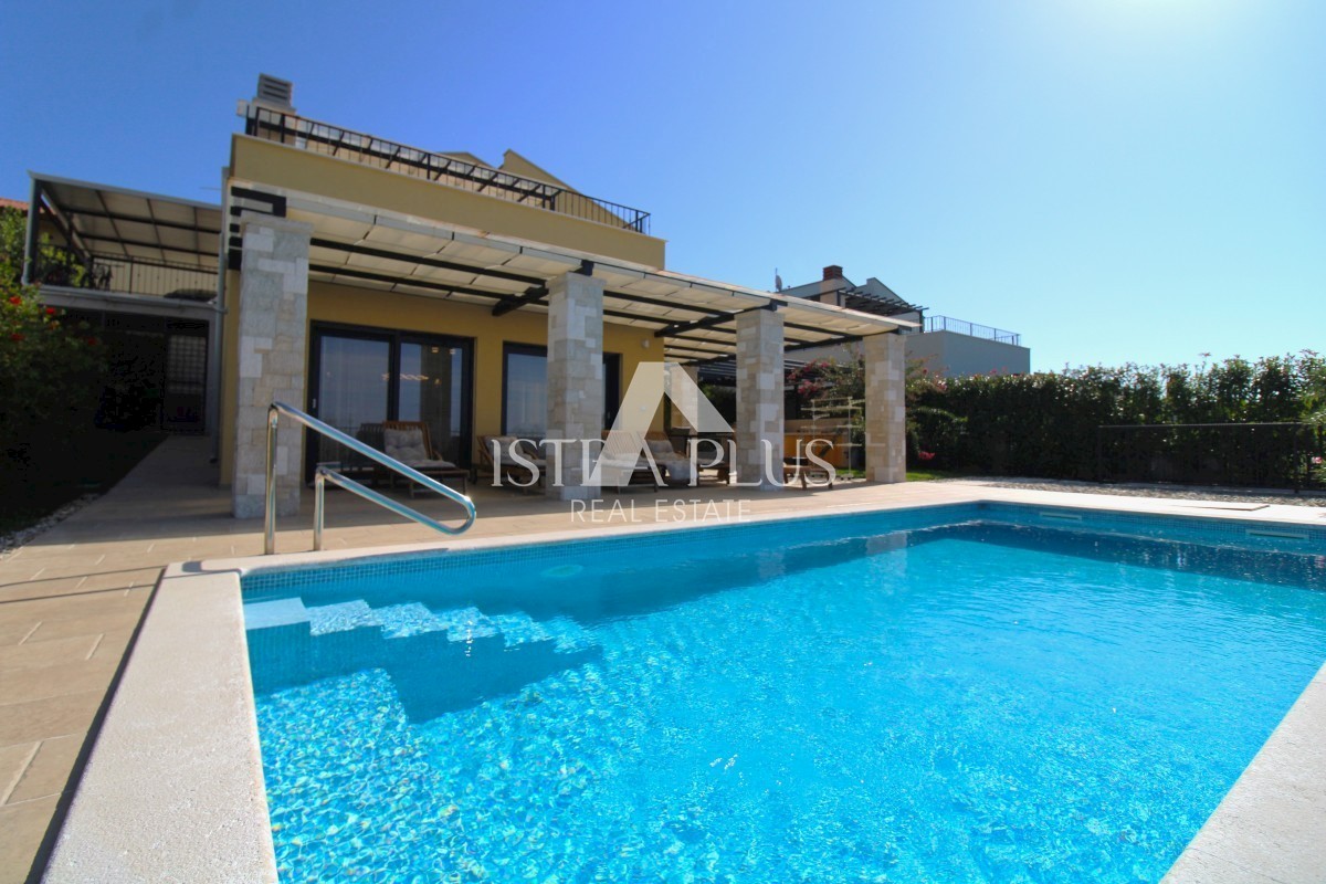 Una bellissima casa con piscina, una vista panoramica unica sul mare e sulla campagna!