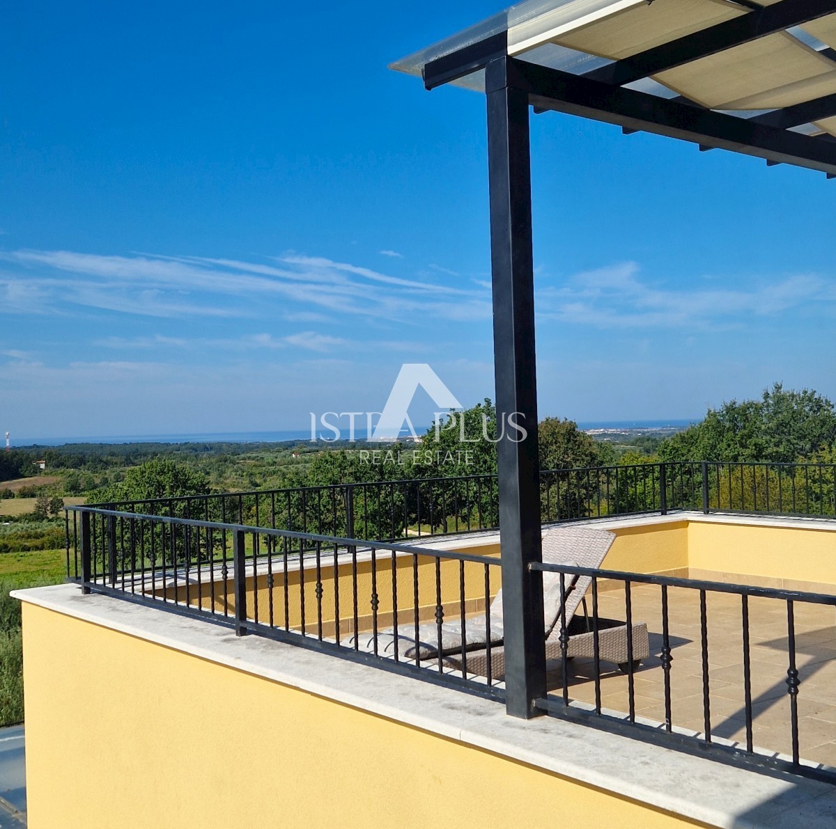 Una bellissima casa con piscina, una vista panoramica unica sul mare e sulla campagna!