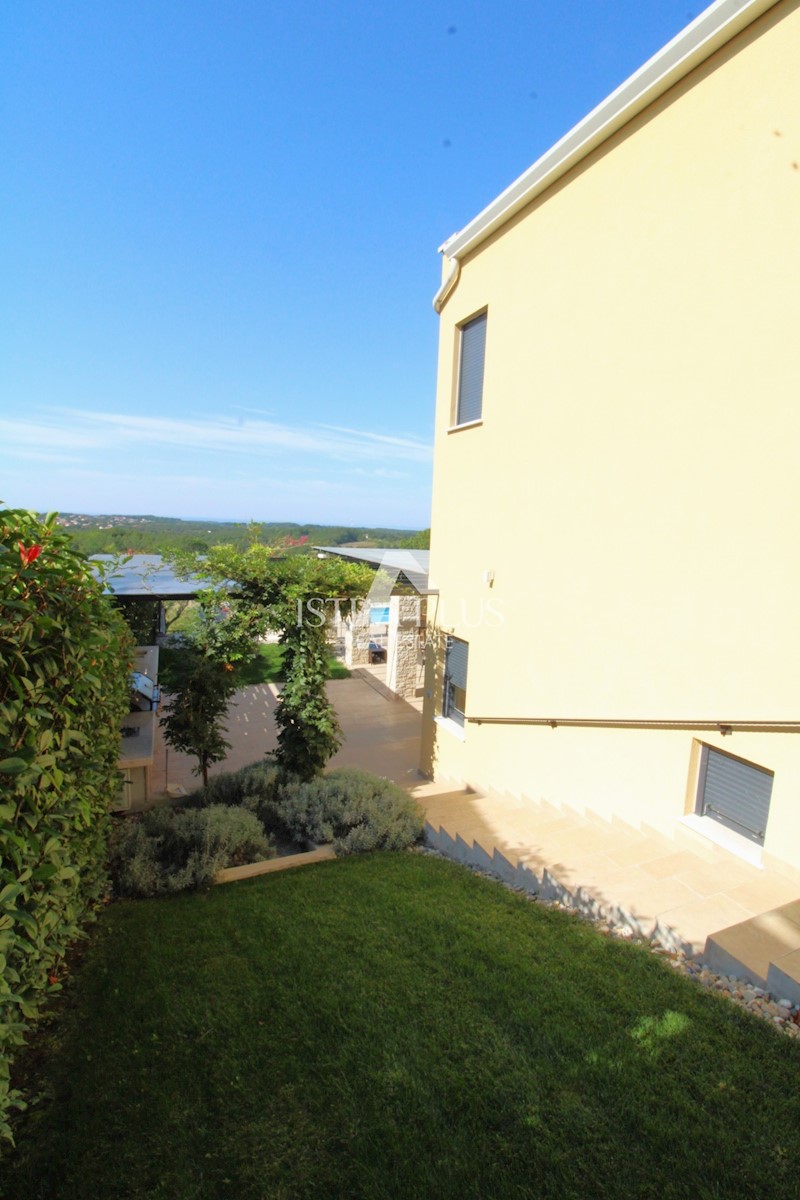 Una bellissima casa con piscina, una vista panoramica unica sul mare e sulla campagna!