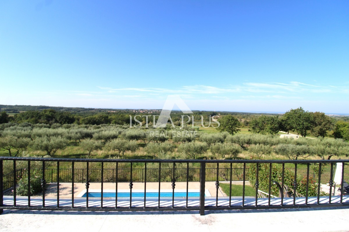 Una bellissima casa con piscina, una vista panoramica unica sul mare e sulla campagna!