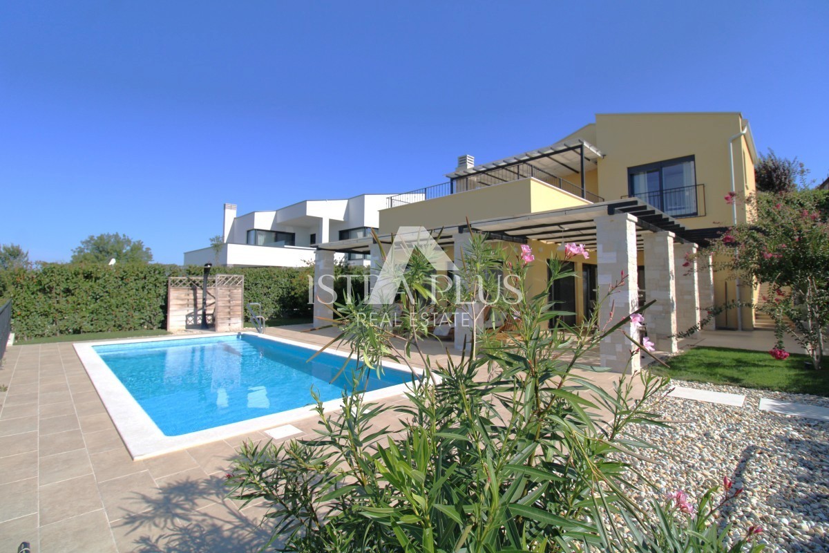 Una bellissima casa con piscina, una vista panoramica unica sul mare e sulla campagna!