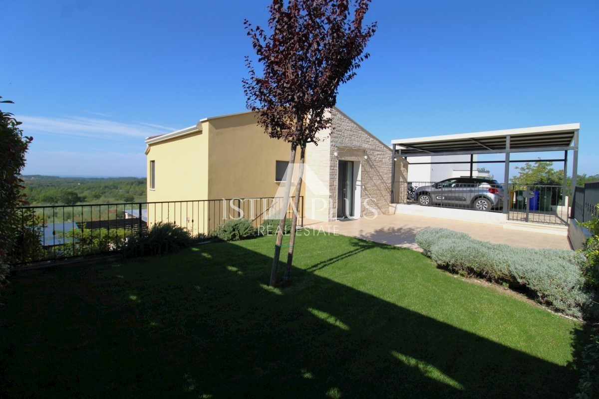 Una bellissima casa con piscina, una vista panoramica unica sul mare e sulla campagna!