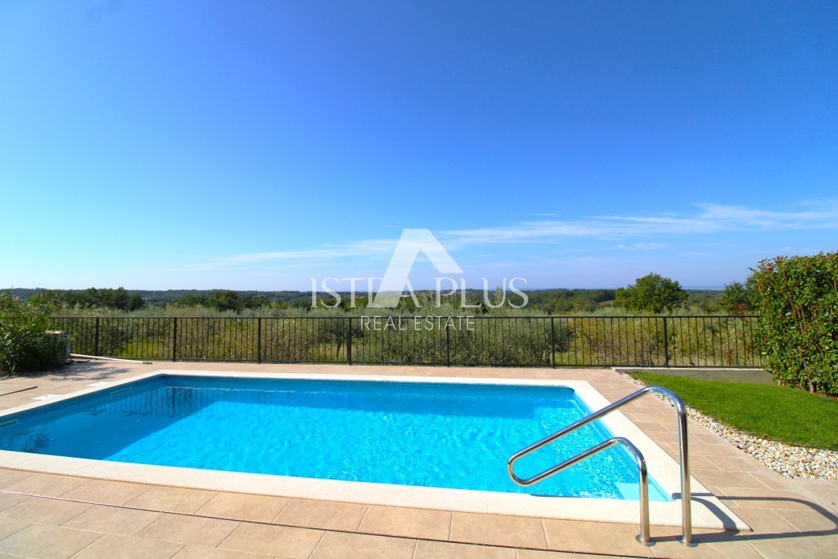 Una bellissima casa con piscina, una vista panoramica unica sul mare e sulla campagna!