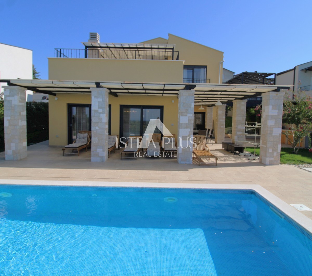 Una bellissima casa con piscina, una vista panoramica unica sul mare e sulla campagna!