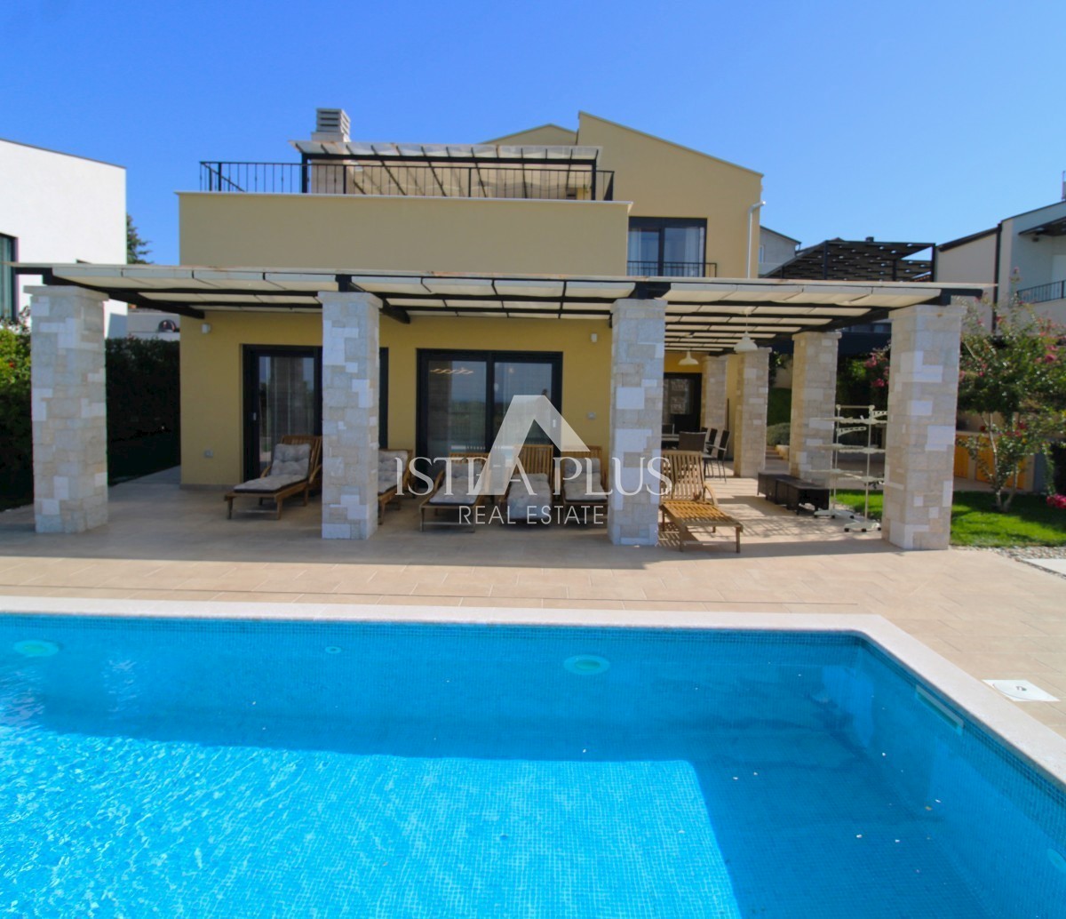 Una bellissima casa con piscina, una vista panoramica unica sul mare e sulla campagna!