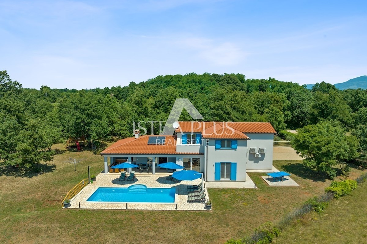 Una villa con piscina in una posizione tranquilla e riservata