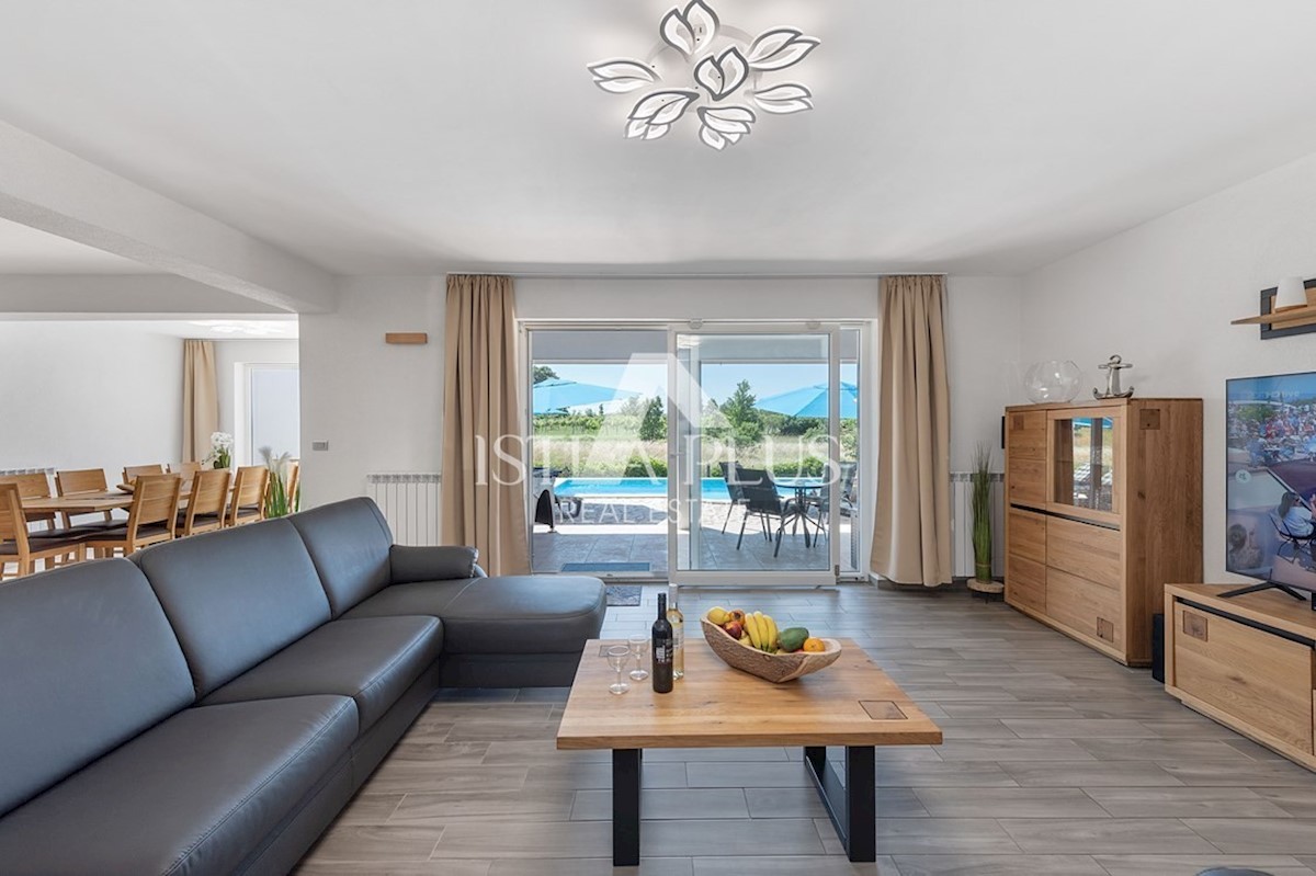 Una villa con piscina in una posizione tranquilla e riservata