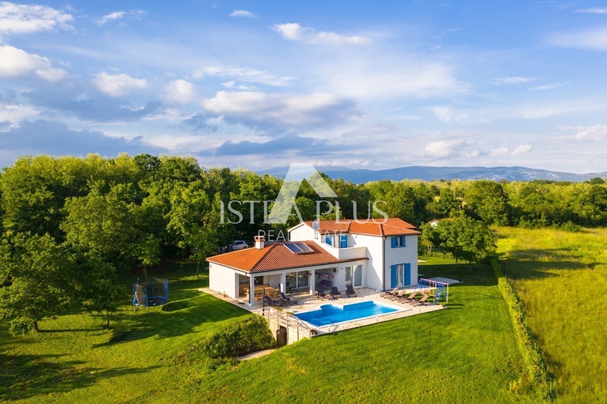 Una villa con piscina in una posizione tranquilla e riservata