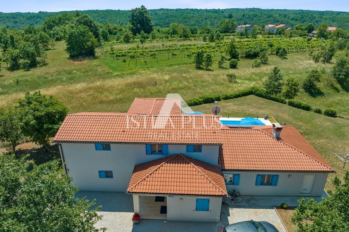 Una villa con piscina in una posizione tranquilla e riservata