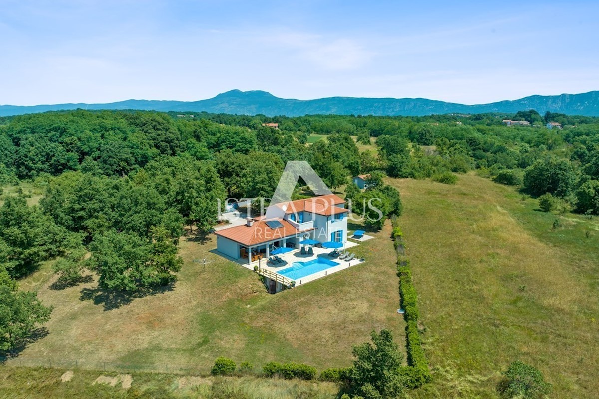 Una villa con piscina in una posizione tranquilla e riservata
