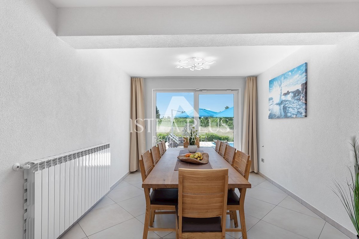 Una villa con piscina in una posizione tranquilla e riservata