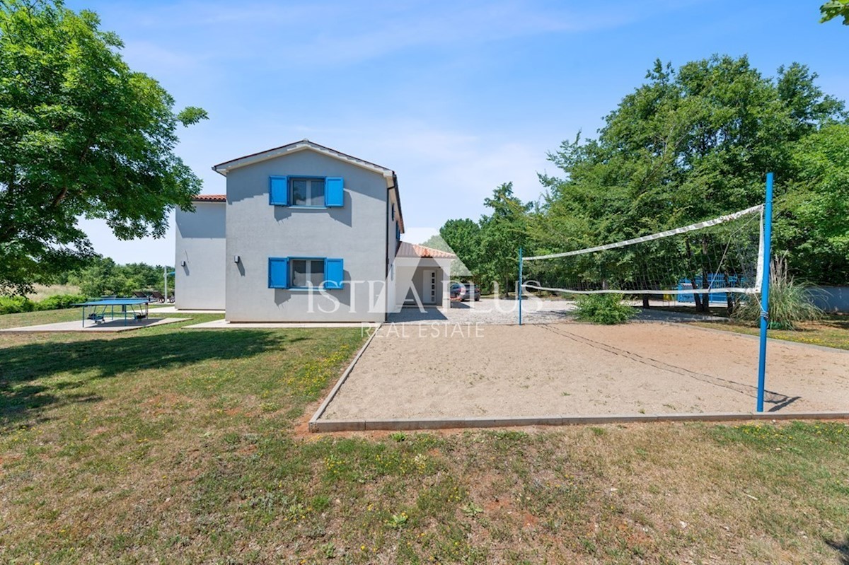 Una villa con piscina in una posizione tranquilla e riservata