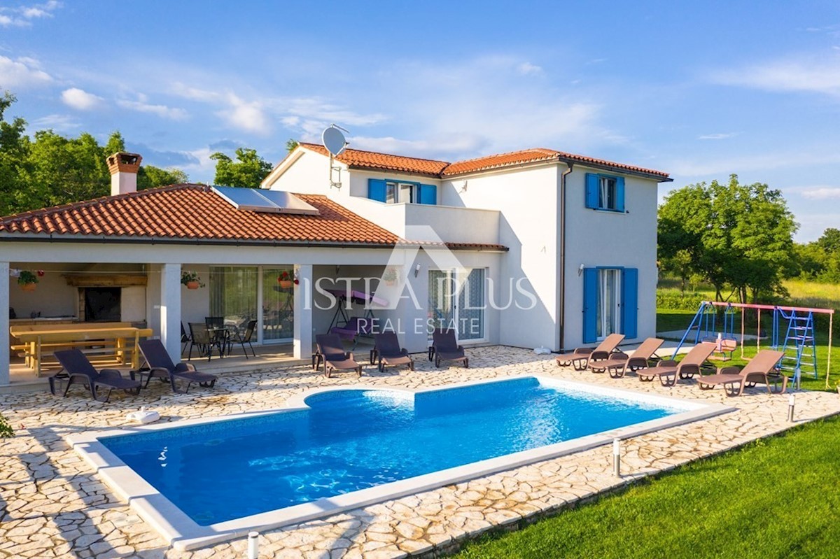 Una villa con piscina in una posizione tranquilla e riservata