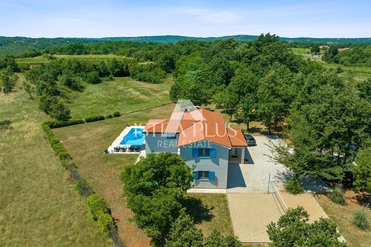 Una villa con piscina in una posizione tranquilla e riservata