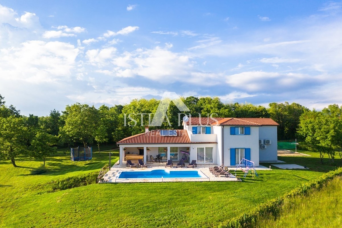 Una villa con piscina in una posizione tranquilla e riservata