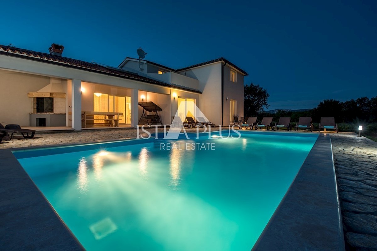 Una villa con piscina in una posizione tranquilla e riservata