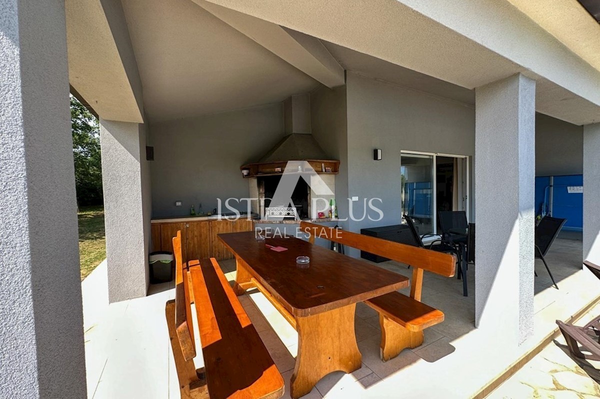 Una villa con piscina in una posizione tranquilla e riservata